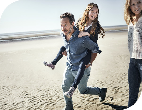 Famille heureuse au bord de la plage 